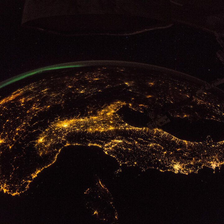 Satellitenaufnahme von Südeuropa und Italien bei Nacht Lichtverschmutzung Dark Sky Gebiet Space Eye | © ESA/NASA