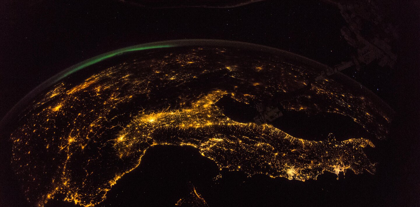 Satellitenaufnahme von Südeuropa und Italien bei Nacht Lichtverschmutzung Dark Sky Gebiet Space Eye | © ESA/NASA