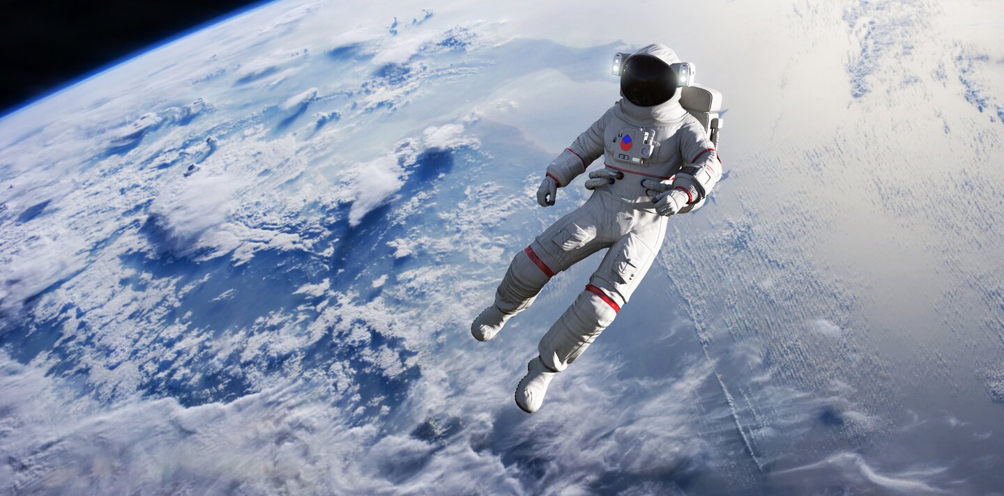 Astronaut schwebt frei im All mit der Erde im Hintergrund.  | © iStock
