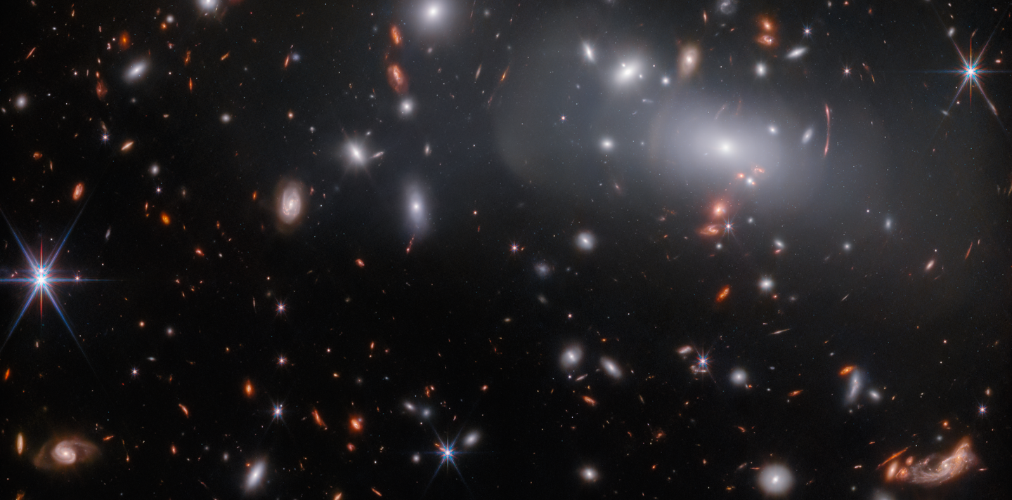 Aufnahme des Galaxien-Cluster RX J2129, dreifache Abbildung der selben Galaxie durch den Gravitationslinseneffekt. | © ESA/Webb, NASA & CSA, P. Kelly