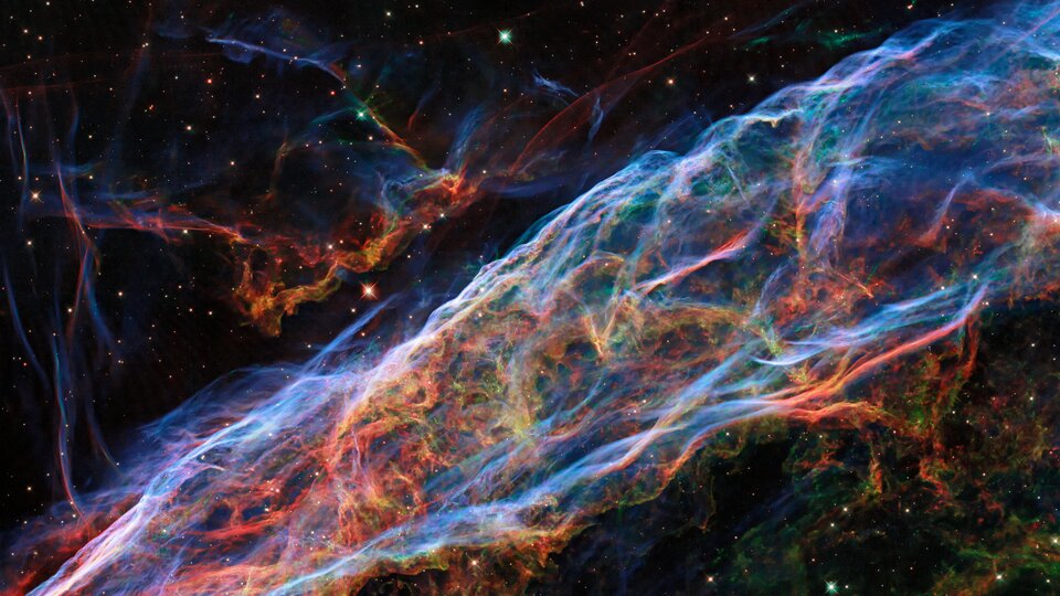 Hubble-Aufnahme des Cirrusnebels (Veil Nebula), der ca. 2100 Lichtjahre von der Erde entfernt ist. | © ESA/Hubble & NASA, Z. Levay; CC BY 4.0