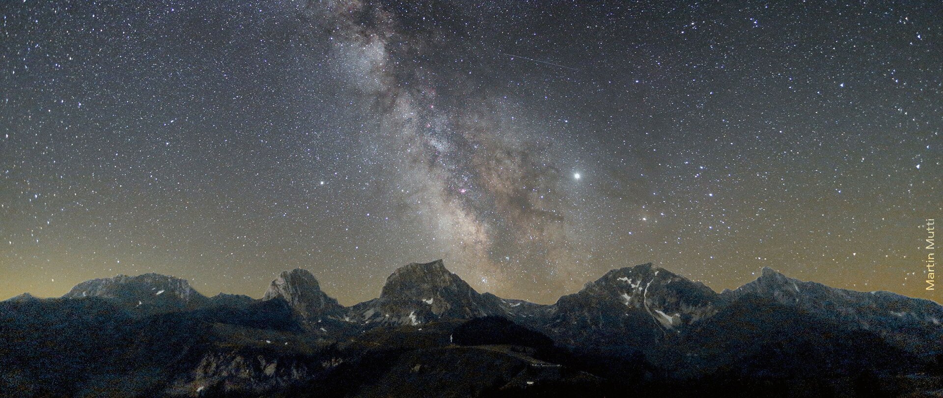 Abbildung der Milchstrasse mit Panorama der Berner Alpen.  | © Martin Mutti