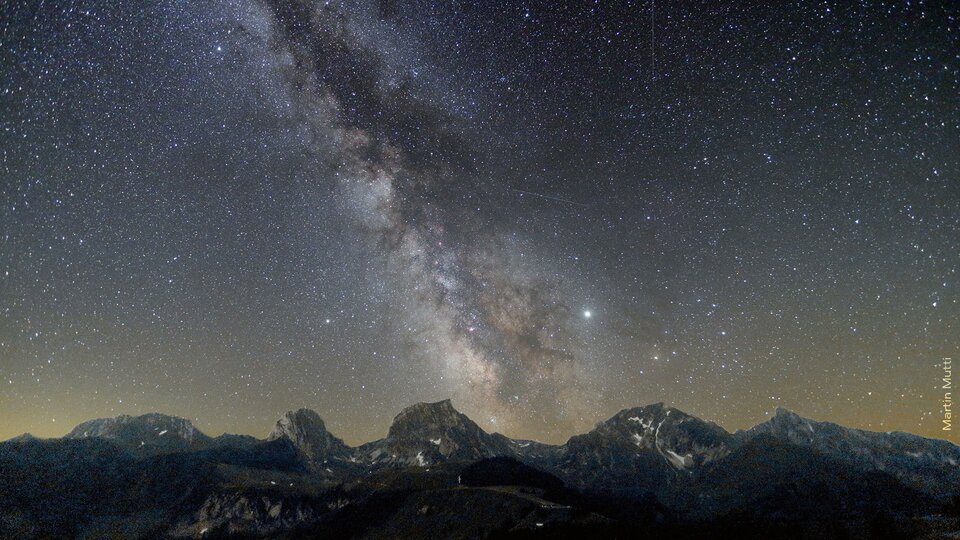 Abbildung der Milchstrasse mit Panorama der Berner Alpen.  | © Martin Mutti