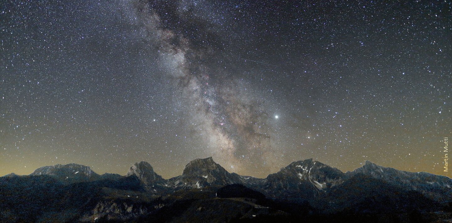 Abbildung der Milchstrasse mit Panorama der Berner Alpen.  | © Martin Mutti