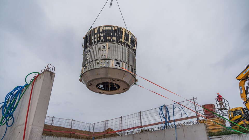© Dirk Weiss Das ATV am Kran in der Luft bevor es in Space Eye abgestellt wird während Bau | © Dirk Weiss