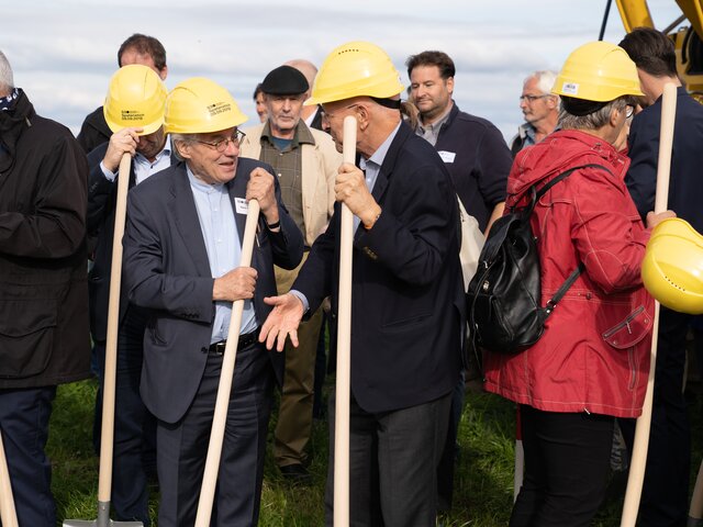 Beim Spatenstich des Space Eye anwesende Gäste, Mario Botta und Claude Nicollier im Gespräch