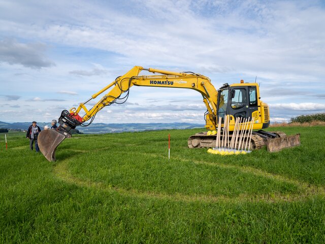 Bagger auf der Wiese beim Spatenstich vom Space Eye