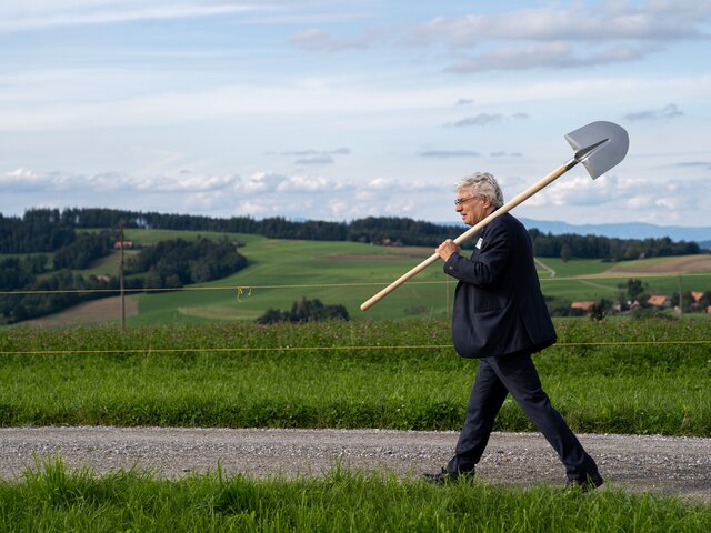 Mario Botta mit Schaufel in der Hand beim Spatenstich des Space Eye auf der Uecht