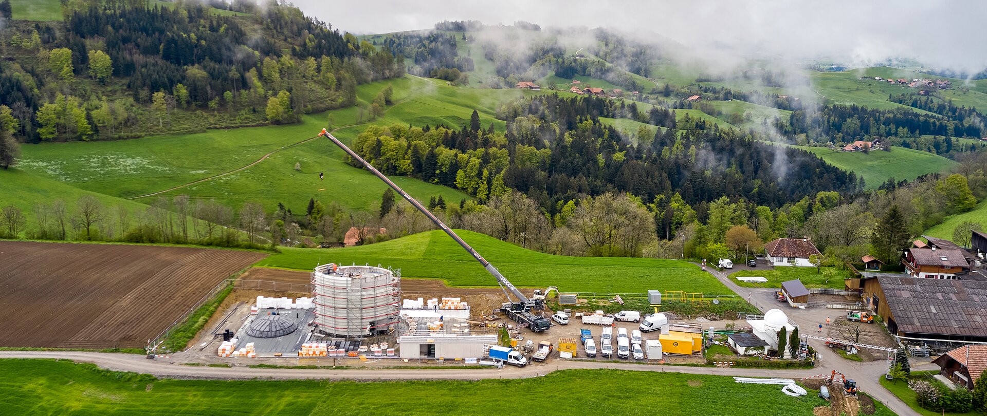 Aufnahme aus der Luft bei der Fassadenanbringung des Space Eye auf der Uecht, im Hintergrund der Naturpark Gantrisch.  | © Dirk Weiss