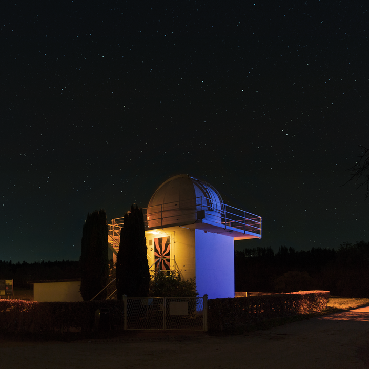 Beleuchtete historische Schaerer-Sternwarte auf der Uecht bei Nacht  | © Martin Mutti